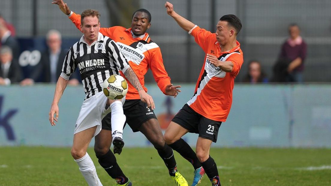 SC Telstar speelde uiteindelijk in de oranje shirts van Achilles'29, inclusief het logo van de club uit Groesbeek.