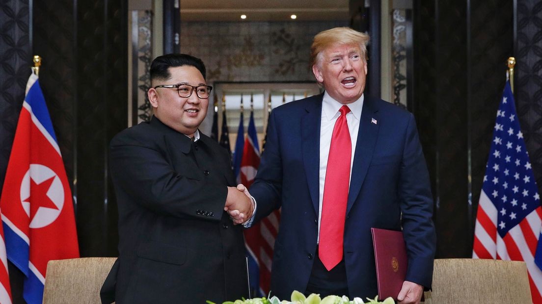 Kim (links) en Trump schudden elkaar de hand