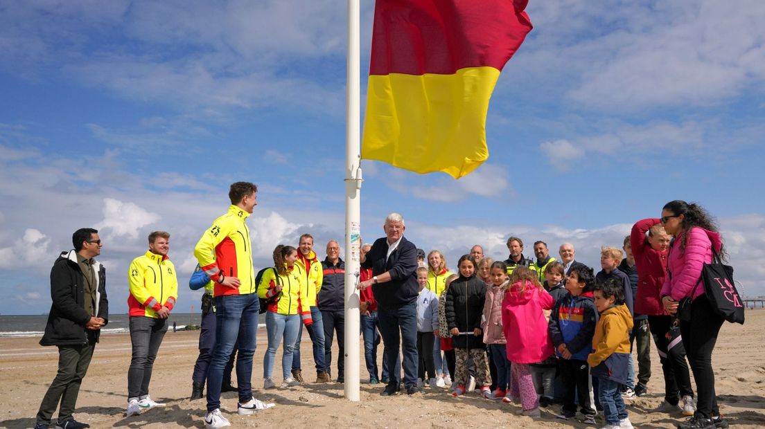 Burgemeester Jan van Zanen hijst de eerste rood-gele vlag