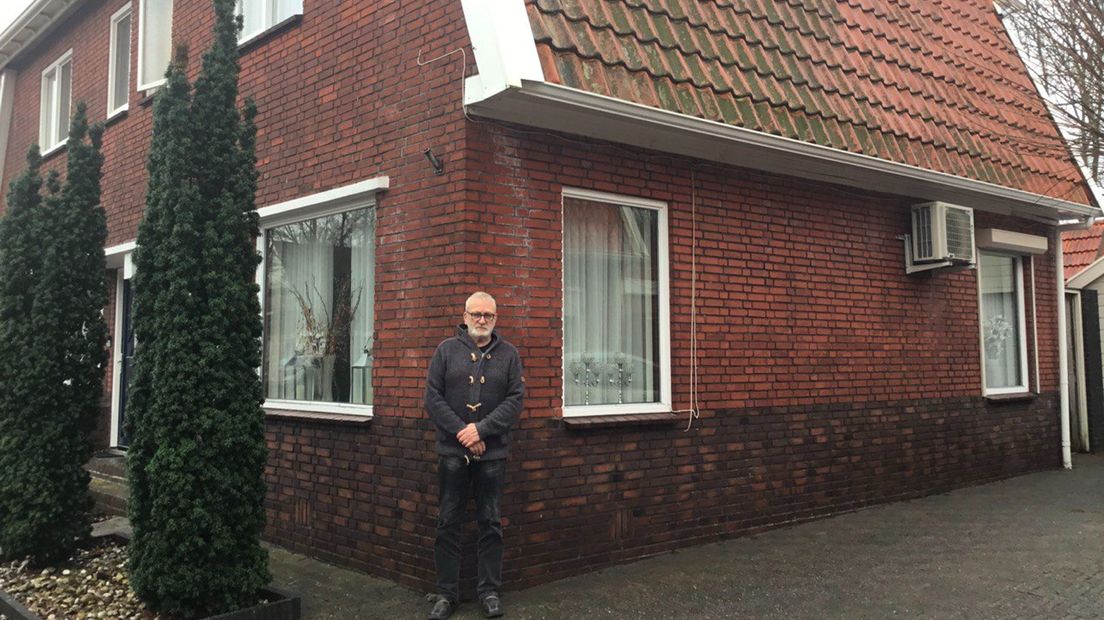 Jan Kenter voor zijn huis in Winschoten
