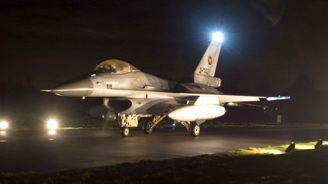 F16 op startbaan bij nacht