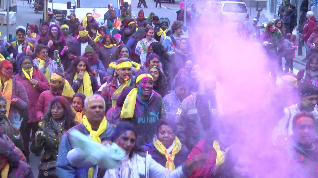 De Hindoestaanse gemeenschap gooit met gekleurd poeder om het nieuwe jaar in te luiden. | Still: Omroep West