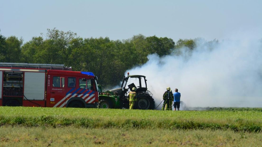 Brandweer blust vuur tractor Westerhaar