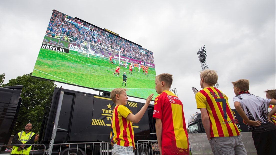 Straf voor fans GA Eagles: kijken naar wedstrijd buiten stadion op groot scherm