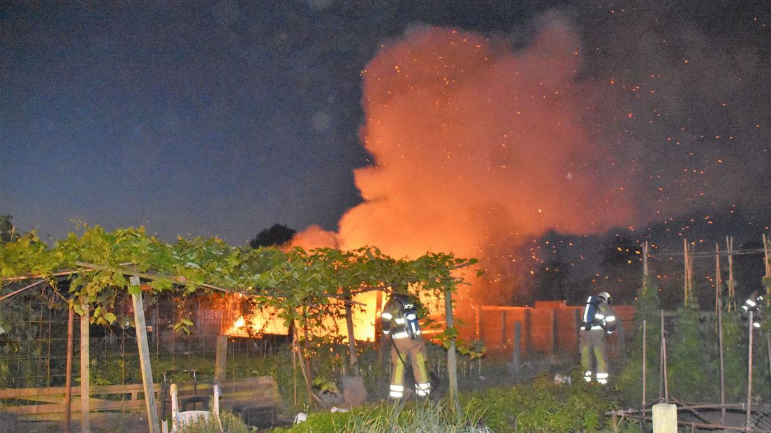 De brandweer kon het tuinhuisje in Soest niet meer redden.