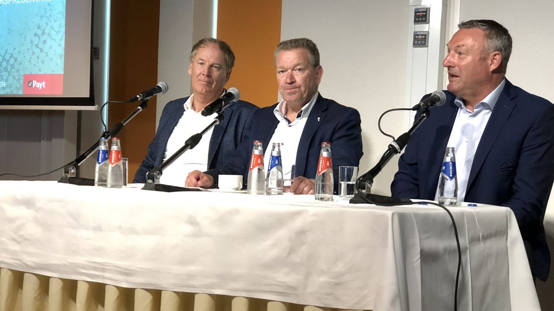Peter Moltmaker (links) aan tafel met Hans Nijland en Ron Jans.