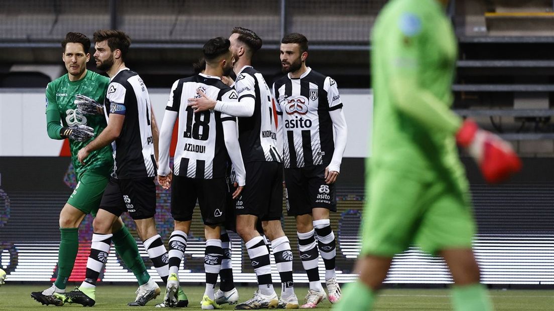 Heracles viert de late 1-1 van Rai Vloet tijdens het laatste treffen met Sparta Rotterdam in het Erve Asito Stadion