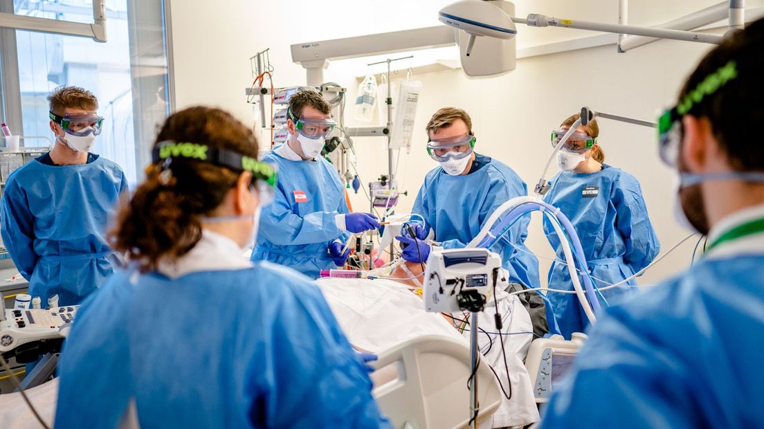 Artsen aan het werk op een intensive care, beeld ter illustratie