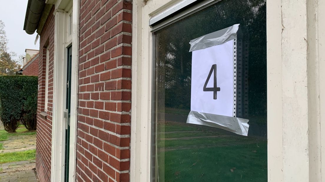 Eén van de beplakte leegstaande woningen in Vlagtwedde