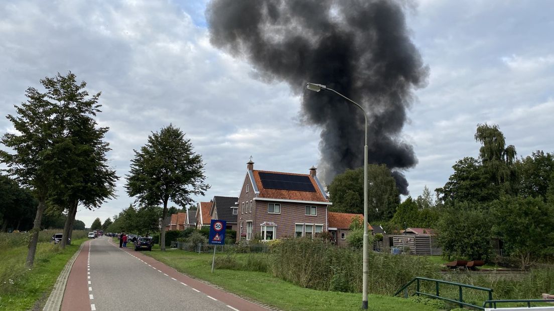 De rook is zichtbaar boven de huizen