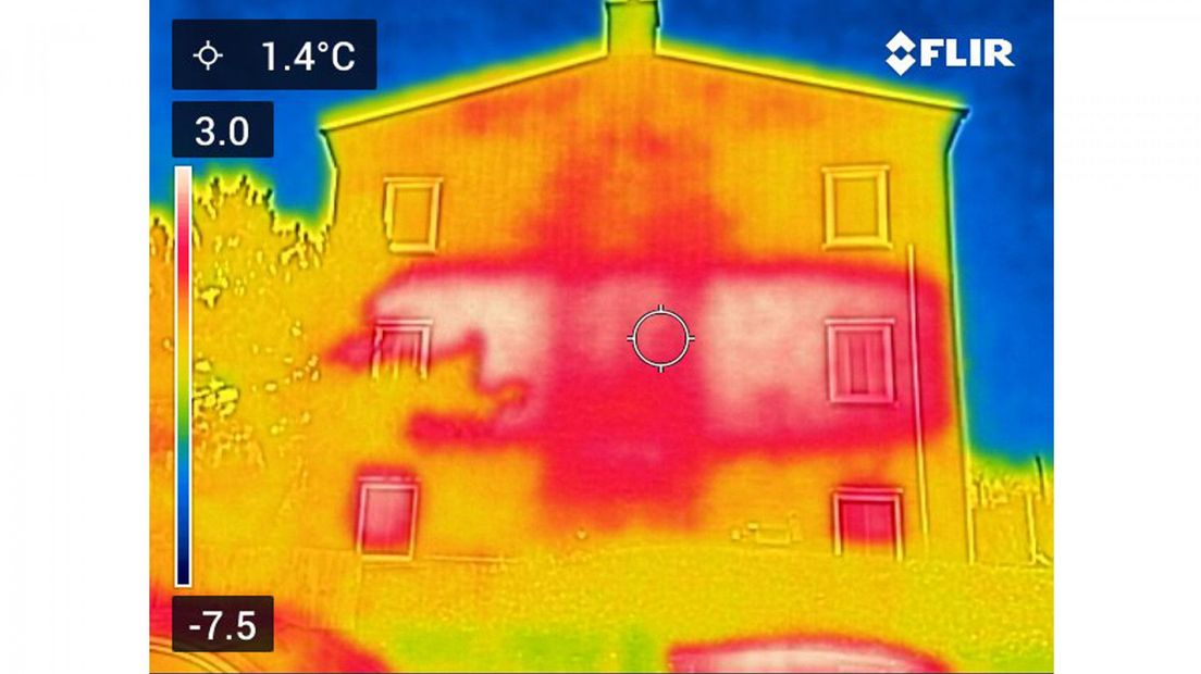 Warmtefoto voor plaatsing HR++ glas. De bovenbuurvrouw heeft niet geïsoleerd