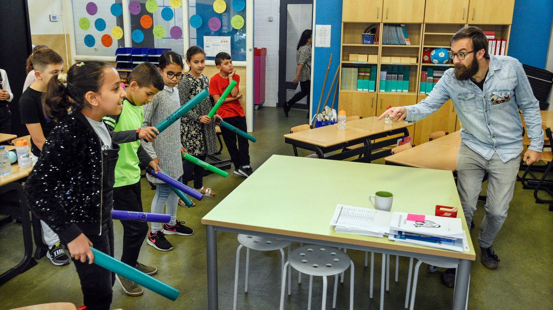 Kinderen met boomwhackers tijdens een muziekles in de klas