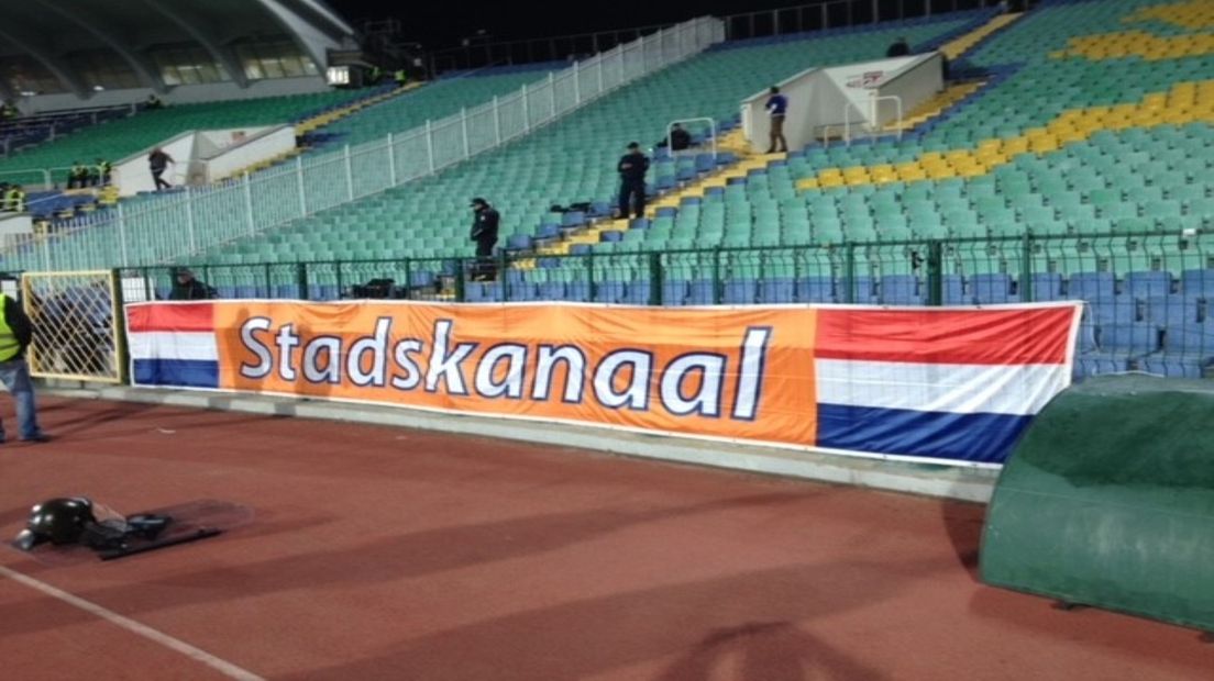 De banner in het stadion