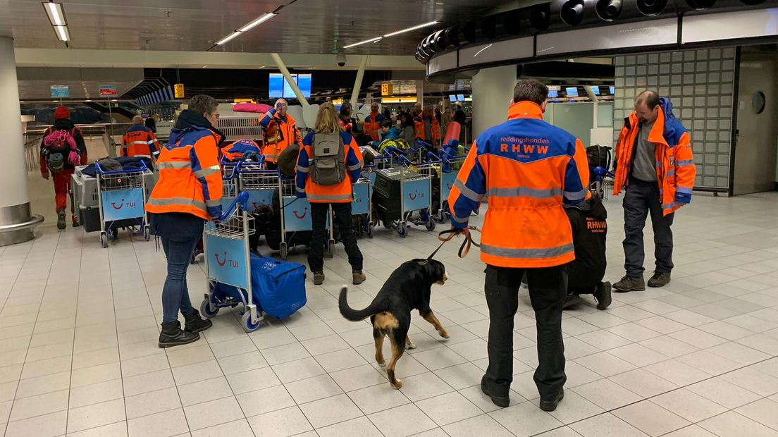 Via Schiphol reist het team met de reddingshonden naar Turkije.