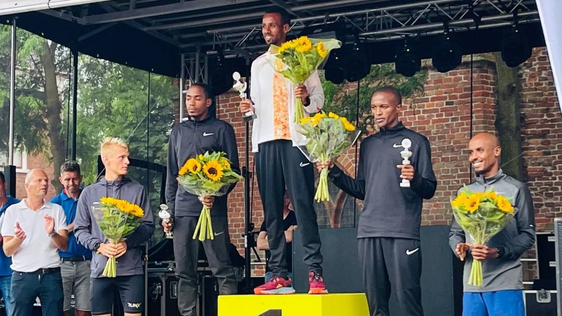Het podium in Appingedam, met een stralende Workineh Tadesse als middelpunt
