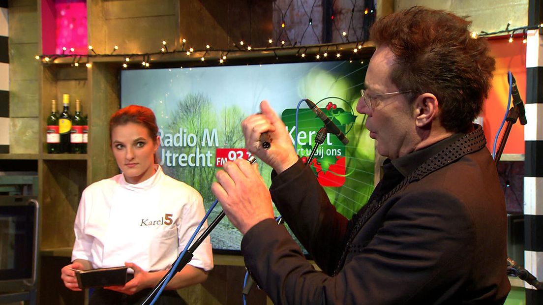 'Geer' realiseert zich verschrikt dat je met een microfoon zonder kabel geen radio kunt maken.