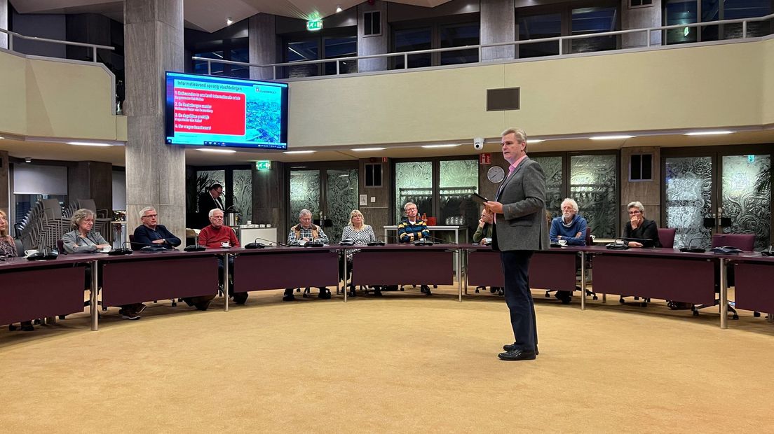 Burgemeester Rob Welten praat de inwoners bij