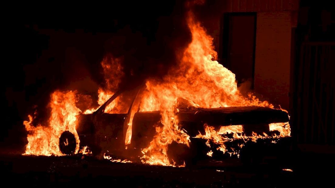 Bij een bedrijfspand in Vroomshoop is een auto volledig uitgebrand