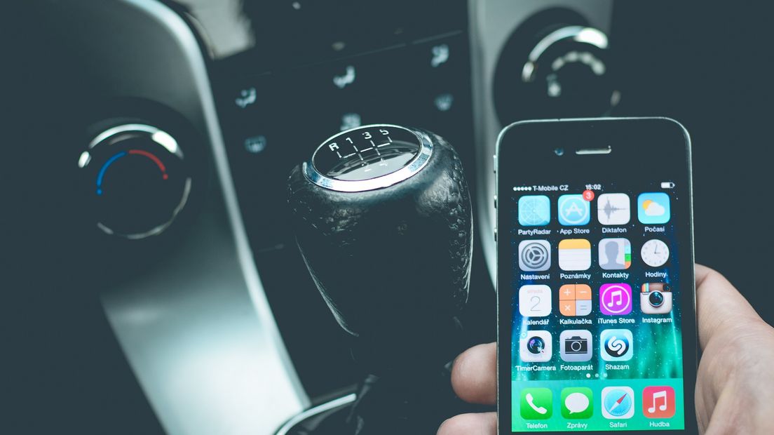 De bestuurders waren drukker met hun mobiel bezig dan met het verkeer (Rechten: Pixabay.com)