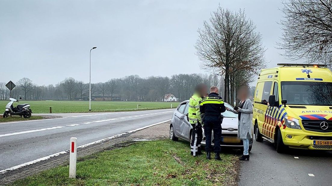 Scooterrijdster gewond na aanrijding in Rossum