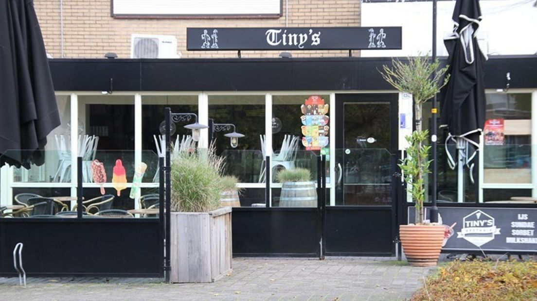 De bekende horecagelegenheid Tiny's in Rijssen moet voorlopig de deuren gesloten houden vanwege een onderzoek naar mogelijke criminele activiteiten.