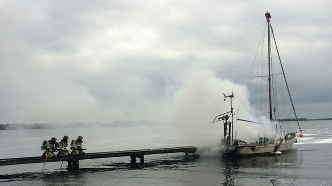 Boot brandt uit na explosie