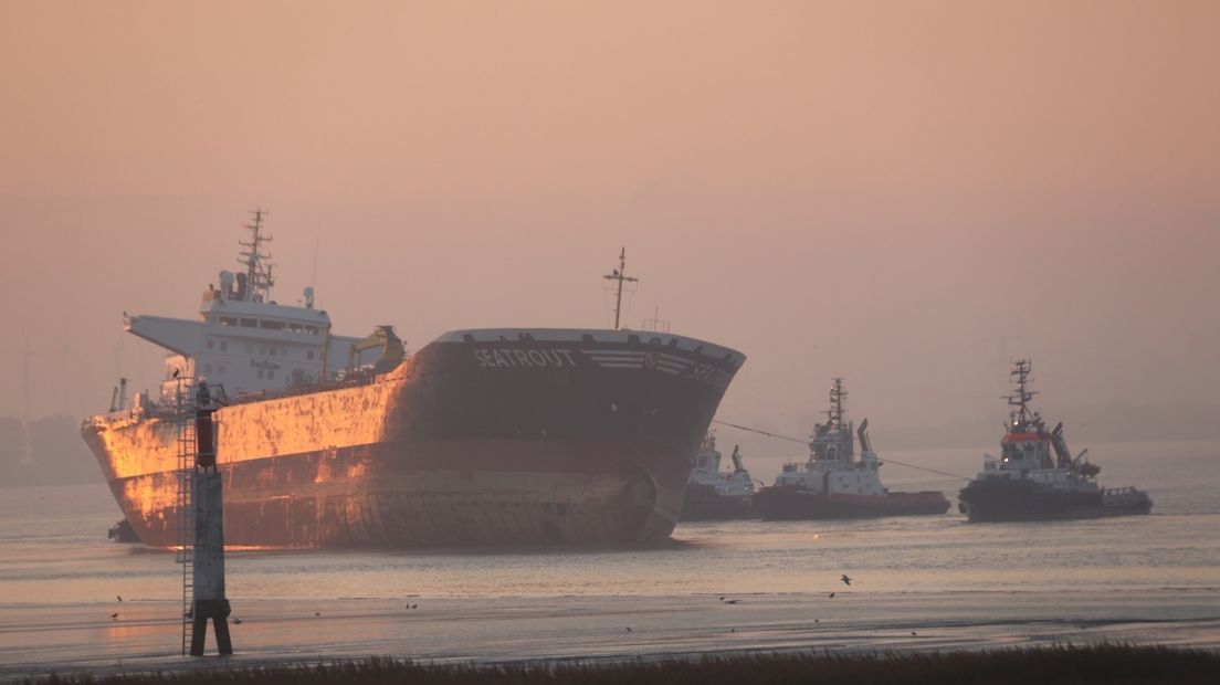 Weer schip vastgelopen in Nauw van Bath