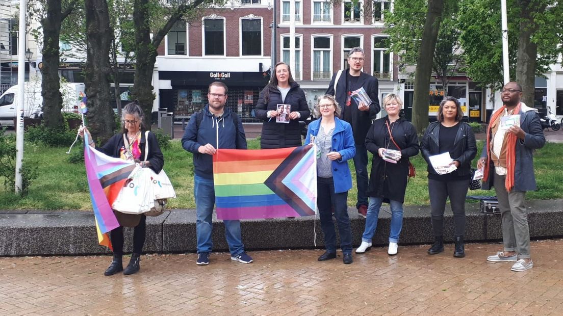 Uitdelen regenboogvlaggen Huijgenspark