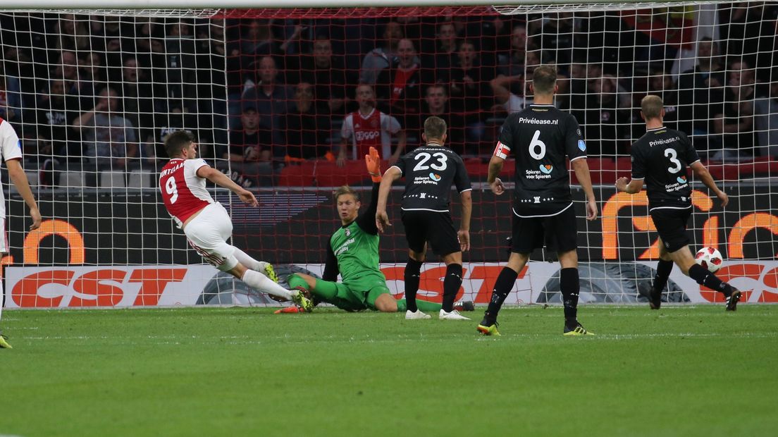 Klaas-Jan Huntelaar was goed voor twee goals tegen Emmen (Rechten: Gerrit Rijkens)
