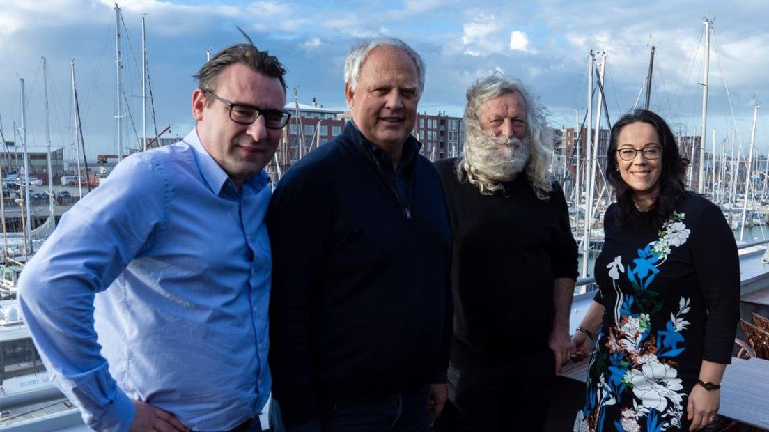 Wethouder Richard de Mos, ondernemer Allie Simonis, kapitein Klaas Gaastra en sponsor Renata Brabander. 