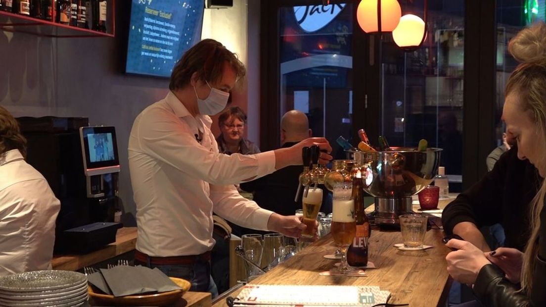 Er wordt weer gedronken in Café de Liefde.