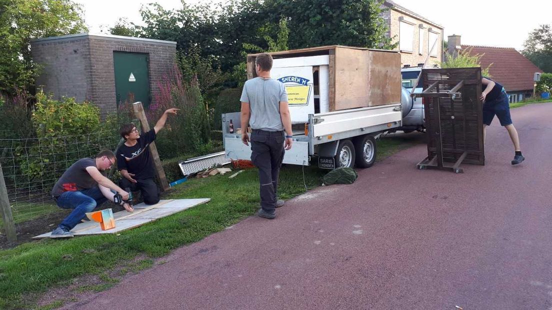 Inladen van Zeeuws Meisje zeepkist