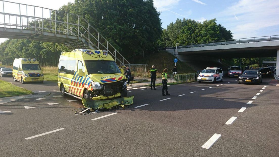 Een ambulance raakte betrokken bij een ongeluk (Rechten: Van Oost Media)