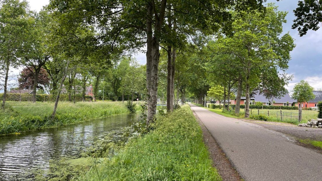 Het Leekster Hoofddiep tussen Leek en Zevenhuizen