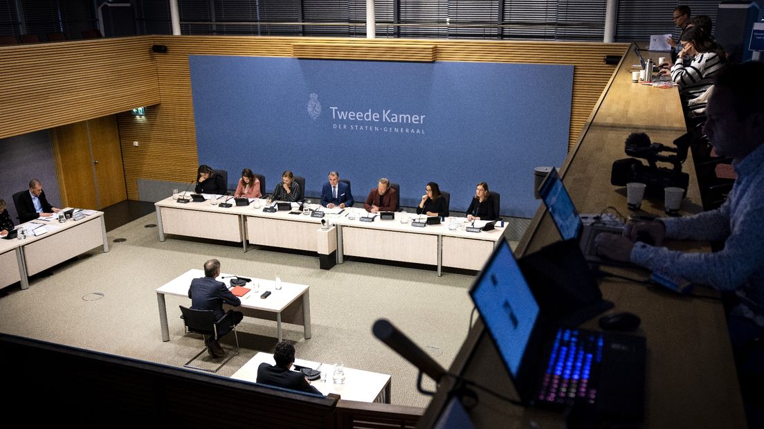 Topambtenaar Sandor Gaastra in de Enquetezaal van de Tweede Kamer