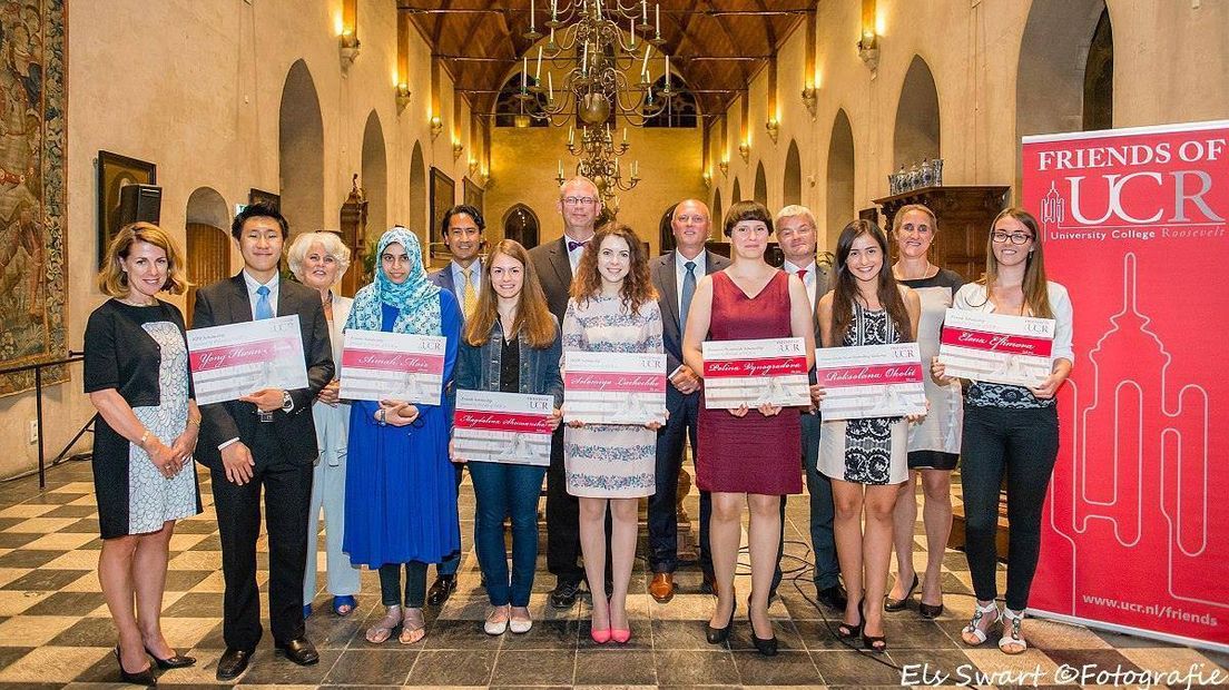 Zeven studenten krijgen hun beurslening uitgereikt