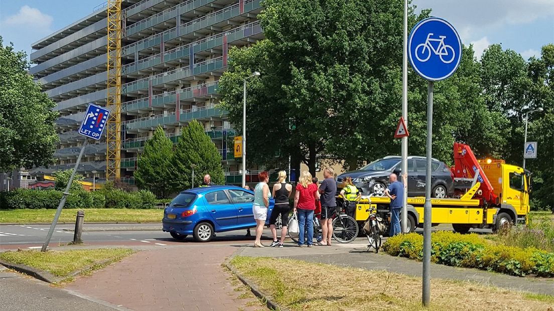 Auto's worden weggesleept na ongeval