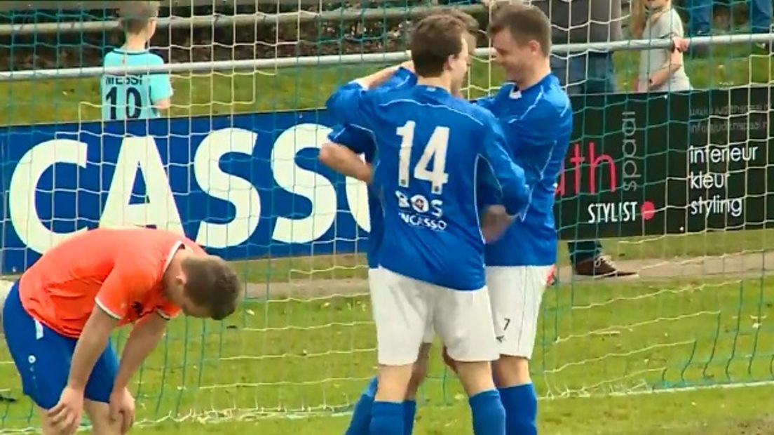 De drie doelpuntenmakers bij elkaar: Frits Nijstad rechts, Frank Giesselbach (14) en Anjo Willems
