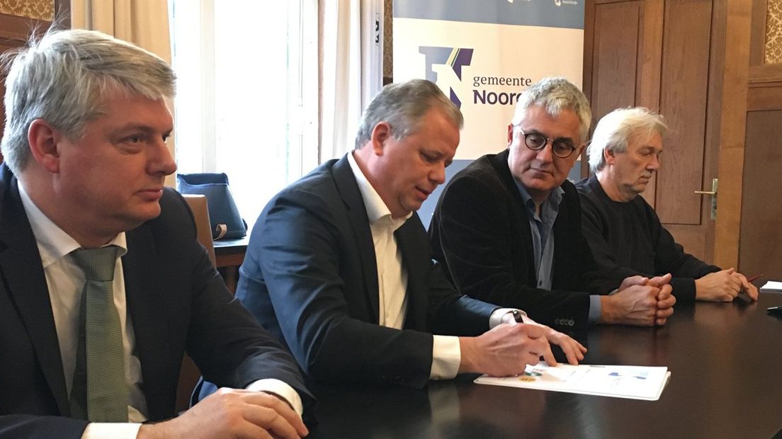 Onderhandelaars CDA, VVD, NZLokaal en Lijst Salman Noordwijk ondertekenen coalitieakkoord 2019-2023
