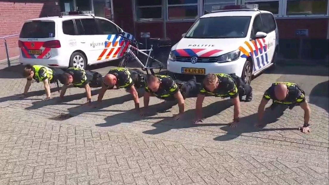 22 push-ups voor de politieagenten uit Oldenzaal
