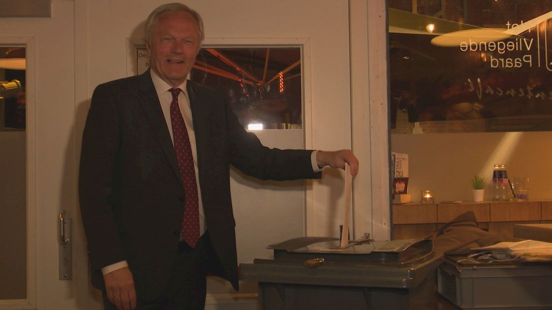 Henk Jan Meijer brengt de eerste stem uit