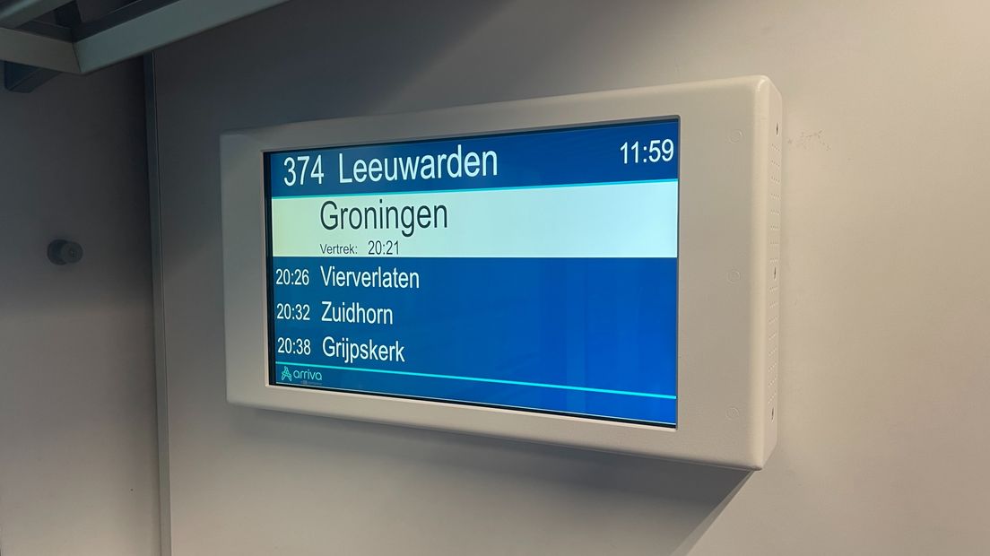 Het nieuwe reisinformatiescherm van Arriva, het is onduidelijk waarom het niet-bestaande station Vierverlaten hier tussen staat