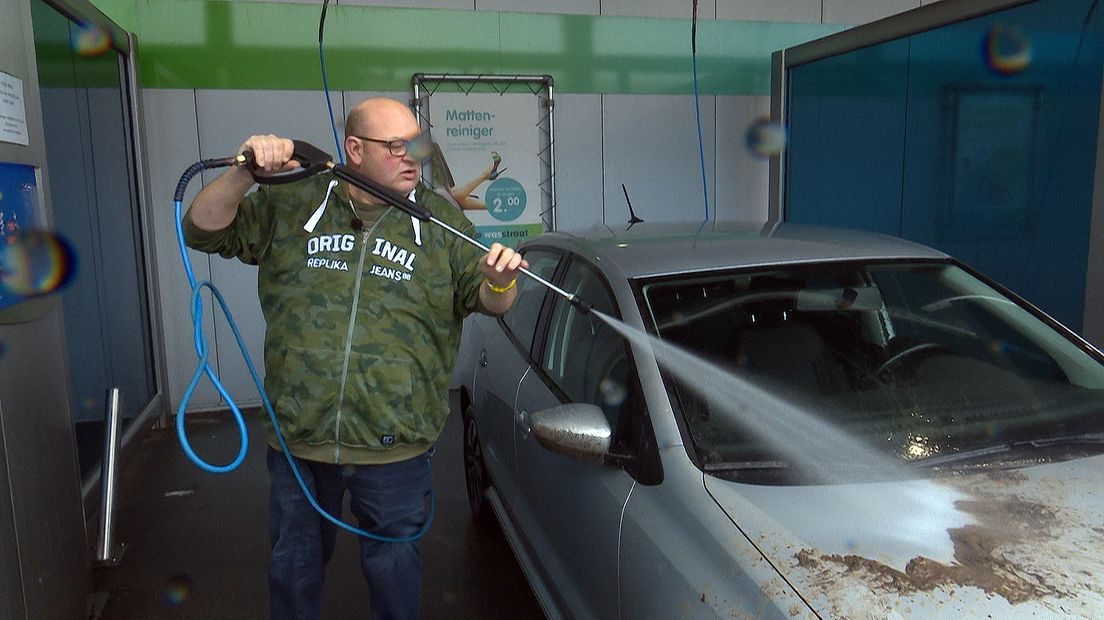 Voor Edo is een auto wassen een heerlijke bezigheid.