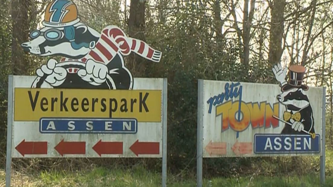 De mannen keken niet alleen rond in het Verkeerspark, maar probeerden ook materiaal mee te nemen (archieffoto RTV Drenthe)