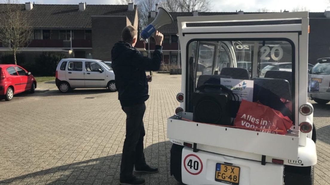 Marcel Ederveen trekt de aandacht met een megafoon (Rechten: RTV Drenthe/Janet Oortwijn)
