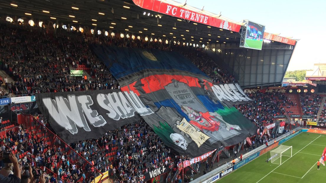 Metersgroot spandoek bij FC Twente