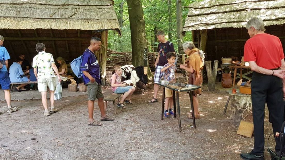 Bezoekers in prehistorisch dorp Haps.