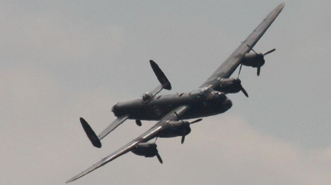 Bijzondere bommenwerper vliegt over Markelo - RTV Oost