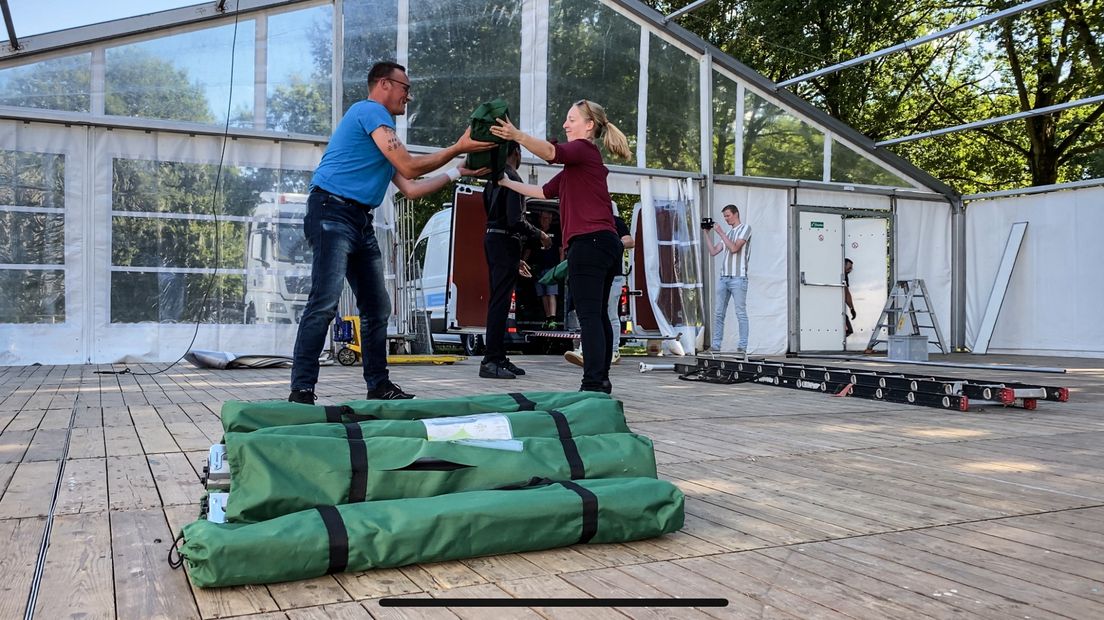 Donderdagochtend werd de tent opgebouwd en werden de veldbedden gebracht