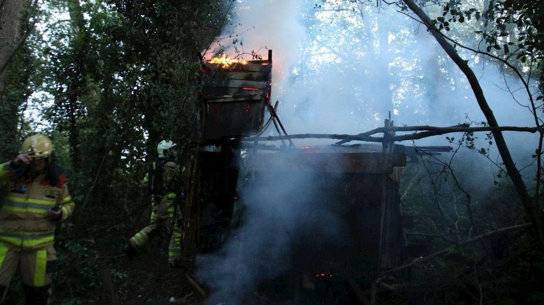 De vlammen sloegen vanavond uit het door kinderen gemaakte huisje